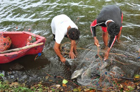 Pesca de tilápias no Charco Verde, na Isla Ometepe, no lago Nicarágua, sul do país